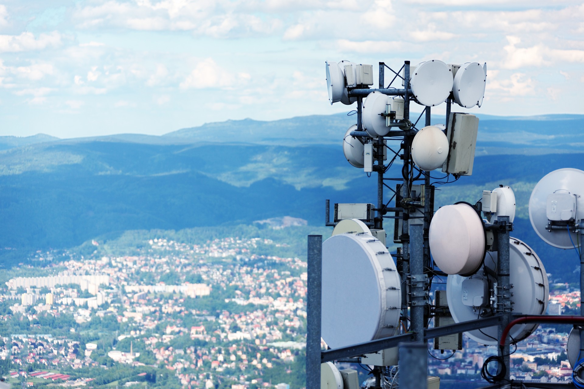 O roaming de dados ocorre quando um dispositivo se conecta à infraestrutura de antenas de uma operadora diferente daquela que emitiu originalmente a sua linha, através de acordos comerciais preestabelecidos entre as empresas de telecomunicações.